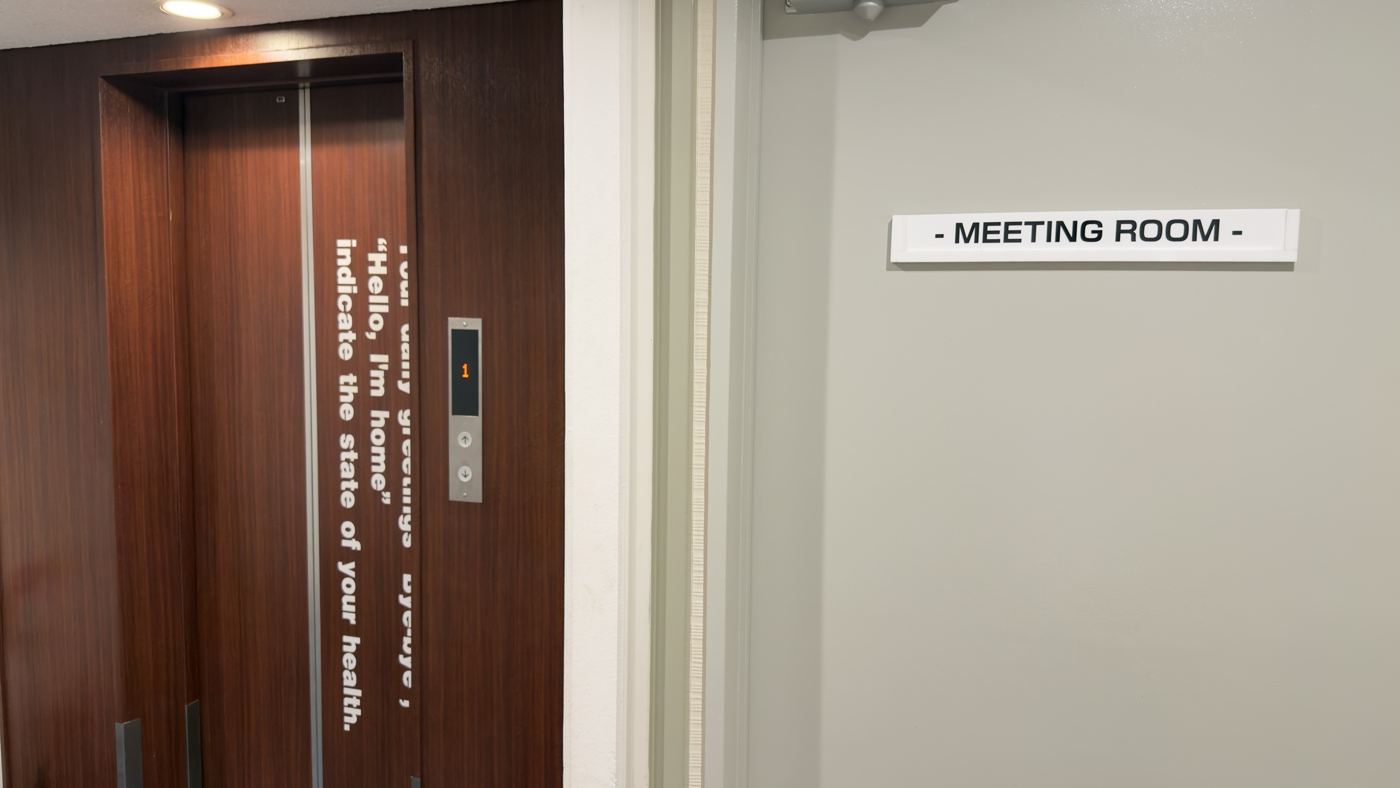 4階のエレベーターを降りてすぐ左にあるMEETING ROOM(401B号室)