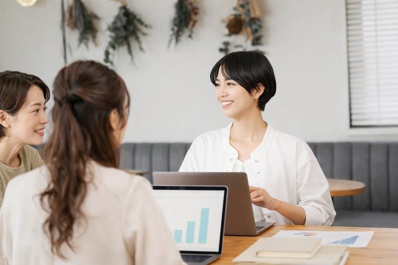 アドバイザーが施設スタッフとデータを見ながら打ち合わせするシーン