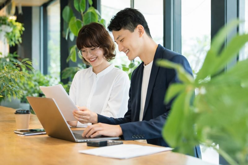 アドバイザーと求職者が資料を一緒に見ながら将来のキャリアを考えるシーン