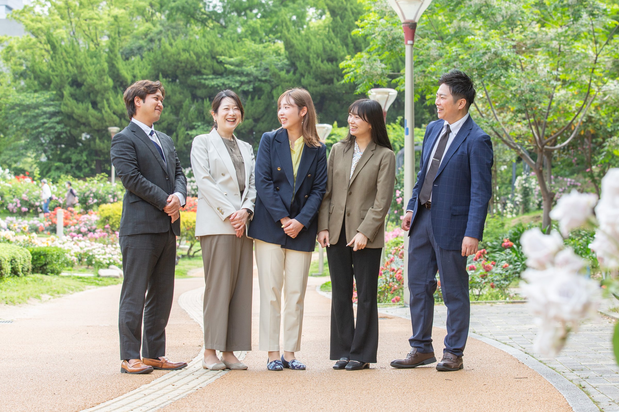 スパークルキャリアのメンバーが緑の中で談笑するシーン